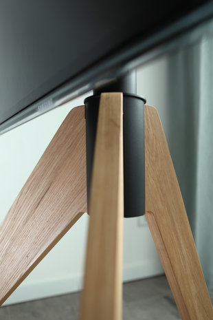 Cavus vloerstandaard TRIANGLE eiken 120cm VESA 400x300